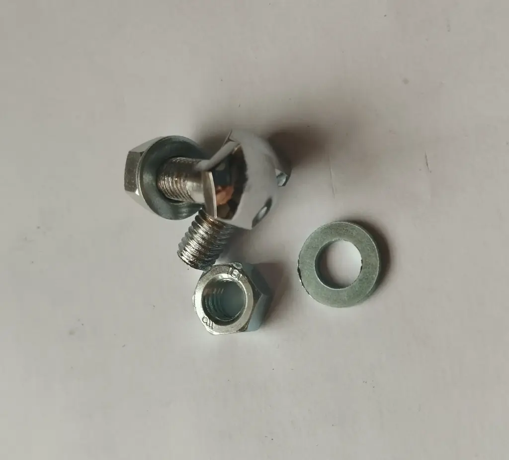 02/05 Paires axes fixation levier frein et embrayage